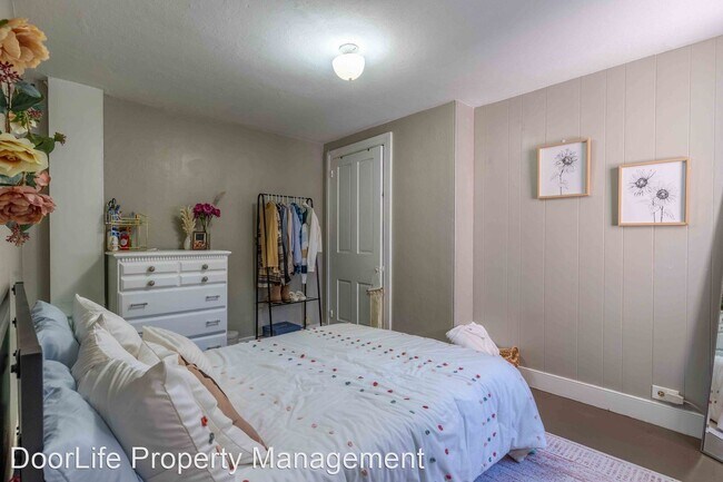 Building Photo - 4 br, 1 bath House - 203 W. Union Street