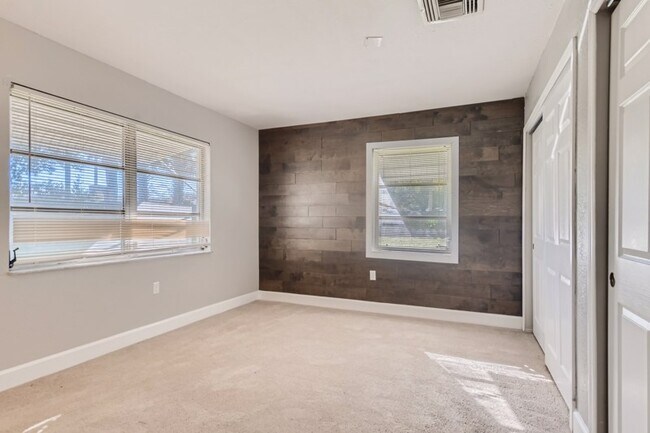 Foto del edificio - 2240 Valencia Rd