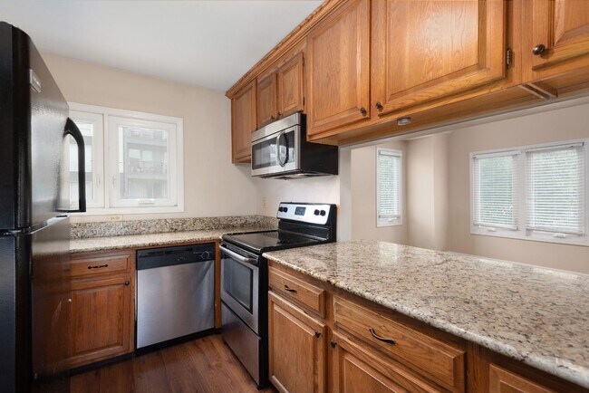 Foto del edificio - Updated Condo Steps from Vanderbilt with P...