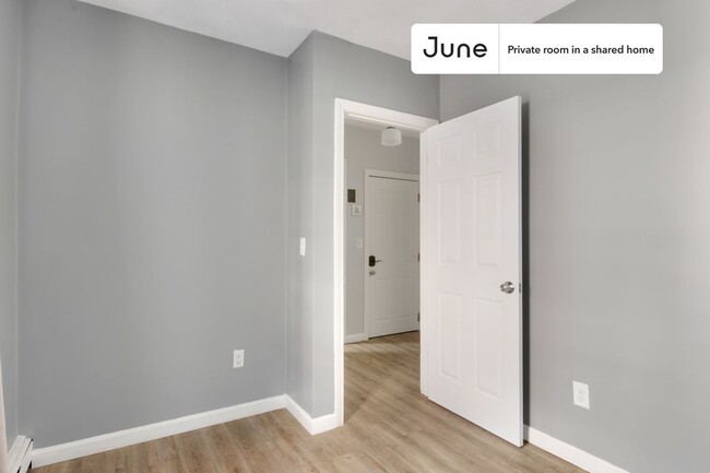 Foto del edificio - Private bedroom in 3 bed/1 bath Home