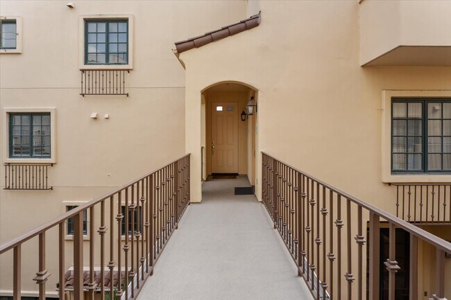 Foto del edificio - 851 N San Vicente Blvd