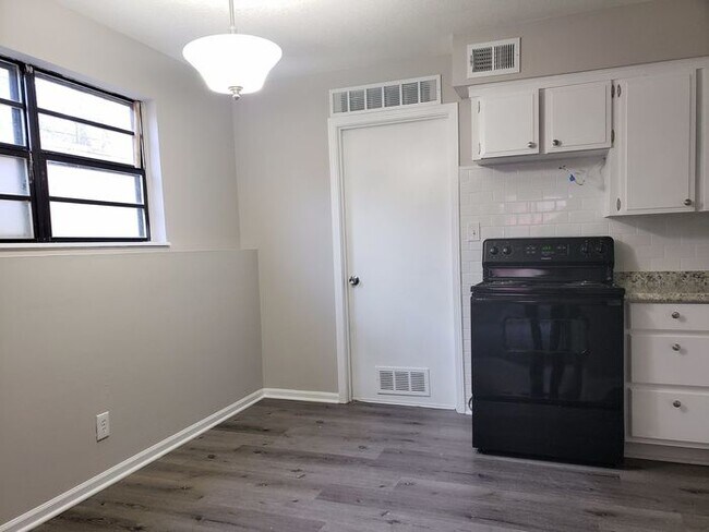 Foto del edificio - 7014 Woodson Rd