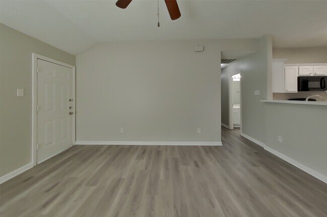 Foto del edificio - 24307 Hard Wood Dr