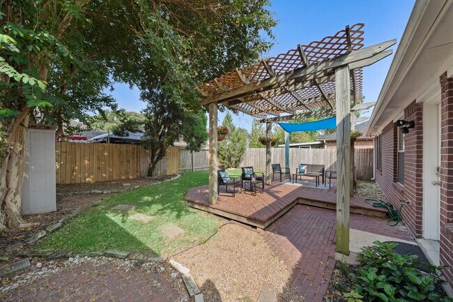 Foto del edificio - 18315 Beaverdell Dr