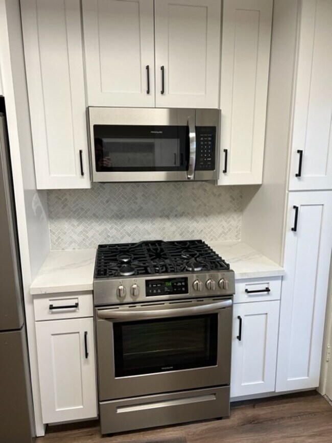Building Photo - Charming 2 Bedroom 1 Bathroom Encino Home!...