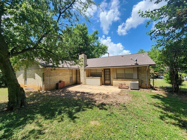 Foto del edificio - 1313 Whippoorwill Dr