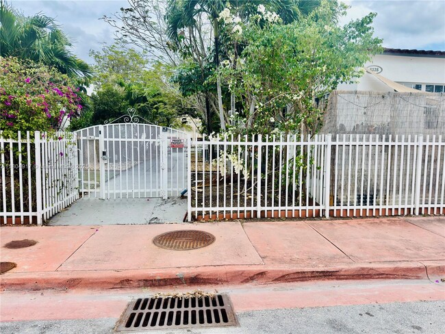 Building Photo - 8335 Crespi Blvd