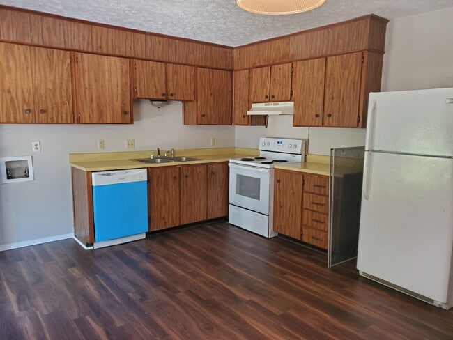 Foto del edificio - 2 Bedroom 1 Bathroom Downstairs unit with off street parking in Midtown Savannah