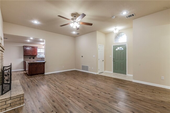 Building Photo - 208 Pearl Dr