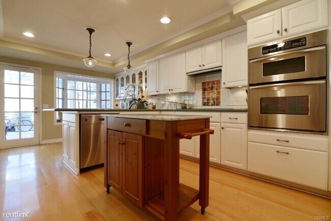 Building Photo - 4 br, 2.5 bath Condo - 10 E Yale Loop # 1