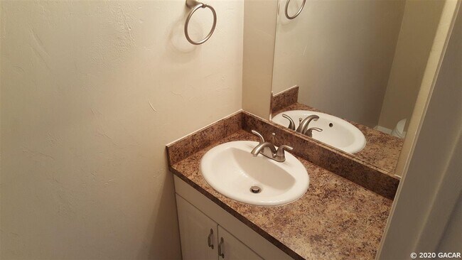 Building Photo - 630 SW 10th Ln
