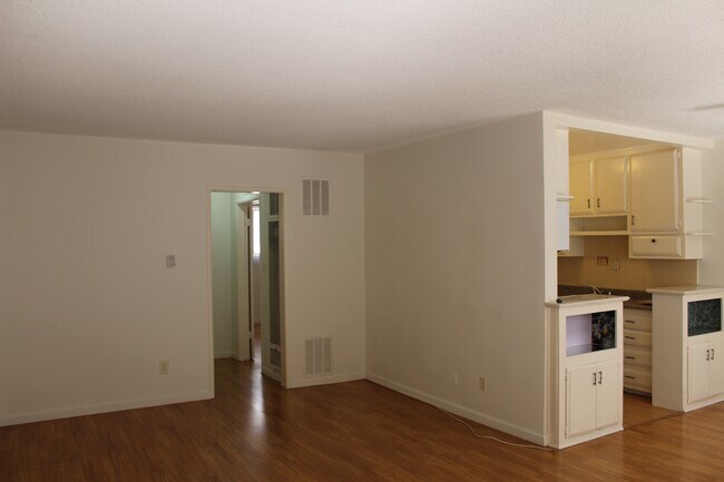 Building Photo - 7518 Lexington Ave