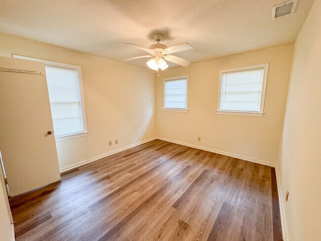 Building Photo - 1654 Mayhew St