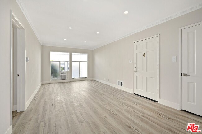 Foto del edificio - 121 Crescent Dr