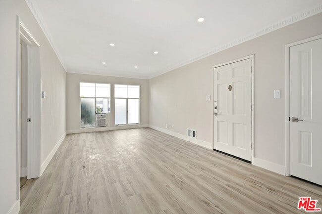 Building Photo - 121 Crescent Dr