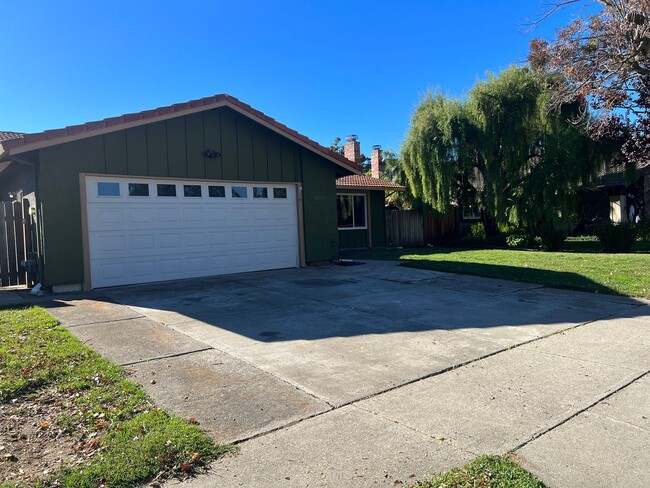 Building Photo - 4Bedroom House