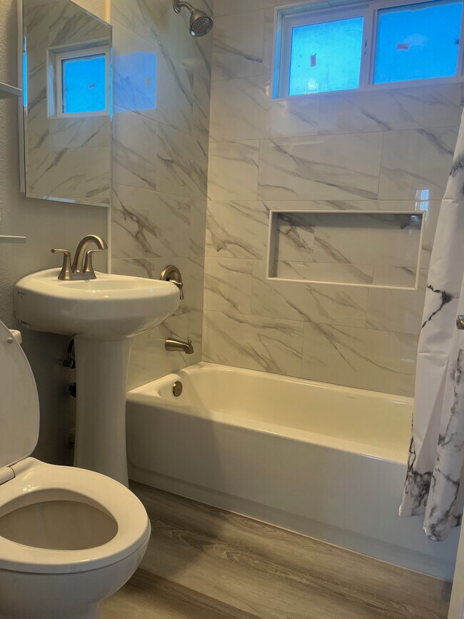 Foto del edificio - 375 Monterey Ave