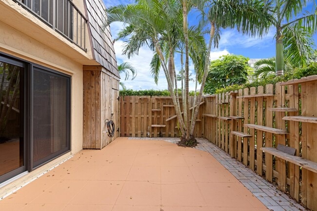 Building Photo - 2327 Waterside Dr