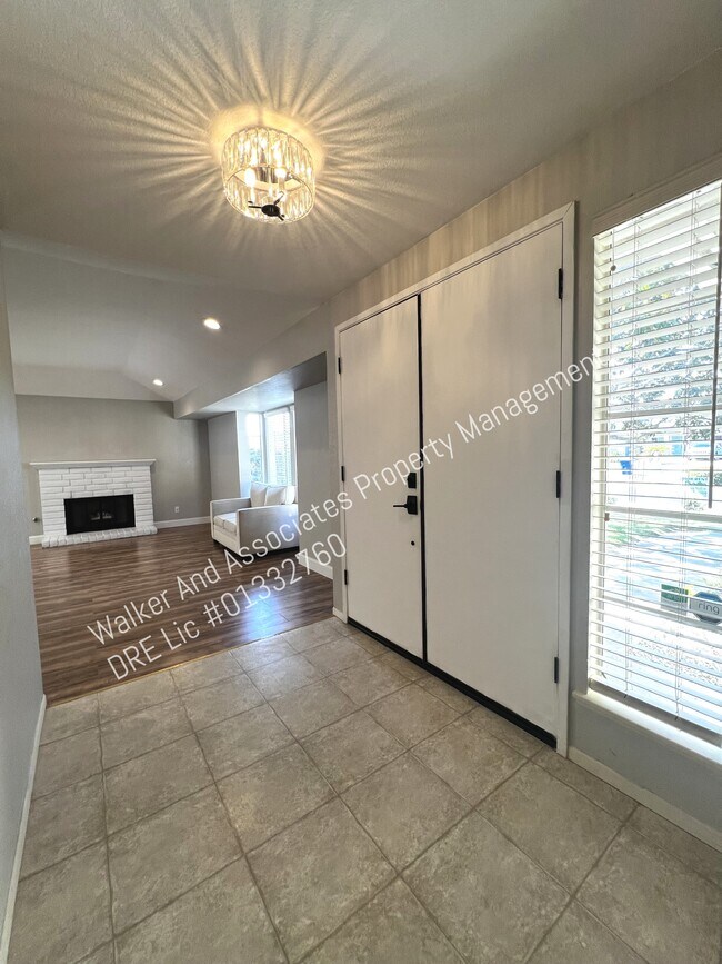 Foto del edificio - 445 Hartnell Rd