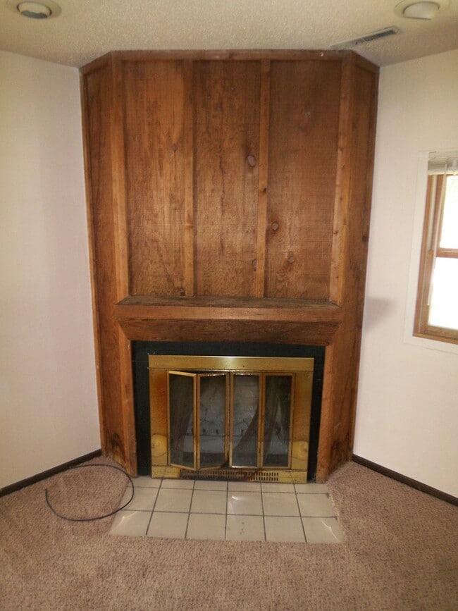 Building Photo - SPACIOUS 3 BEDROOM w/ IN UNIT LAUNDRY!-123...