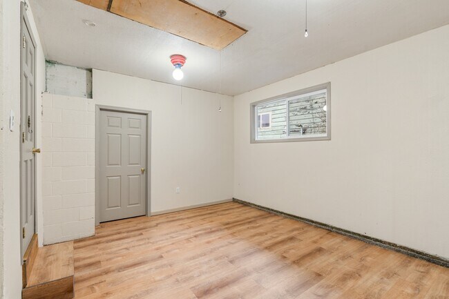 Foto del edificio - 744 W Marcy Ave