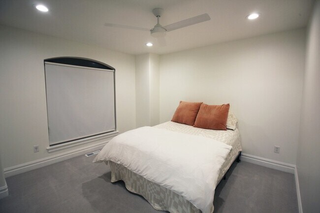 Building Photo - 625 E 200 S
