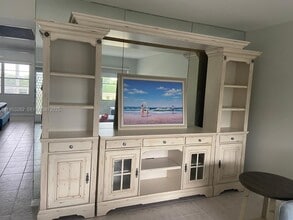 Building Photo - 4050 Ainslie Dr