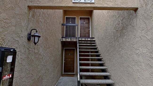 Foto del edificio - 1st Floor 1 Bedroom Unit in South Coast Me...