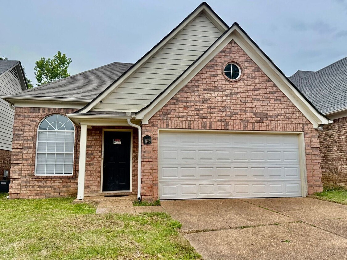 Primary Photo - Nice Home in Cordova