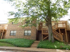 Building Photo - 1104 Greentree Ct