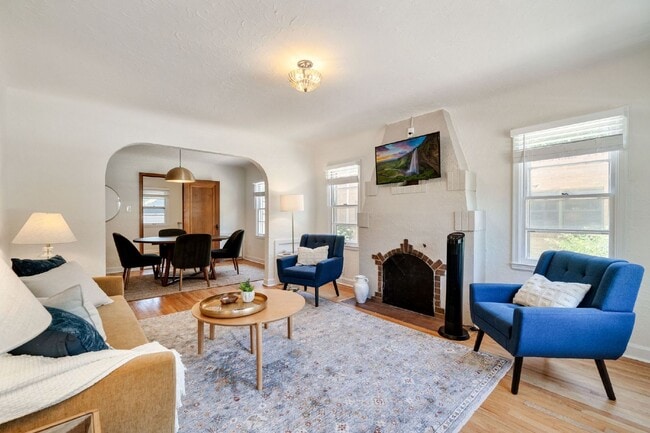 Building Photo - "Fully Furnished Monthly Rental - Newly Remodeled 4 bed Old Town bungalow"