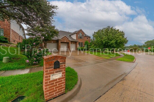 Building Photo - 2428 Kingsley Dr