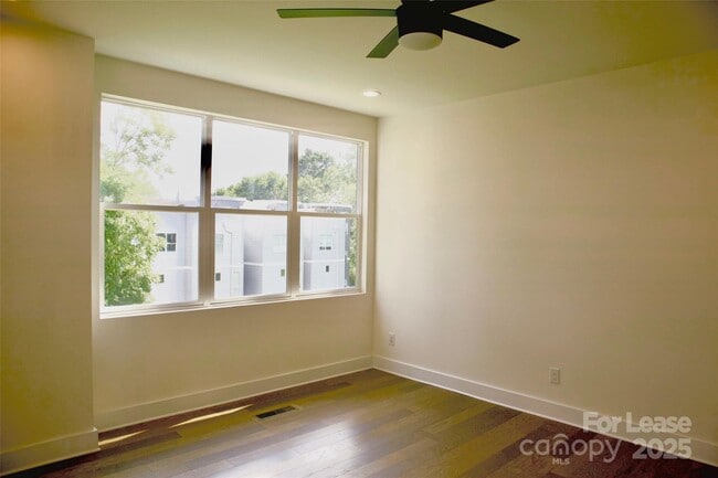 Building Photo - 139 S Bruns Ave