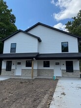 Building Photo - 613 Oak St