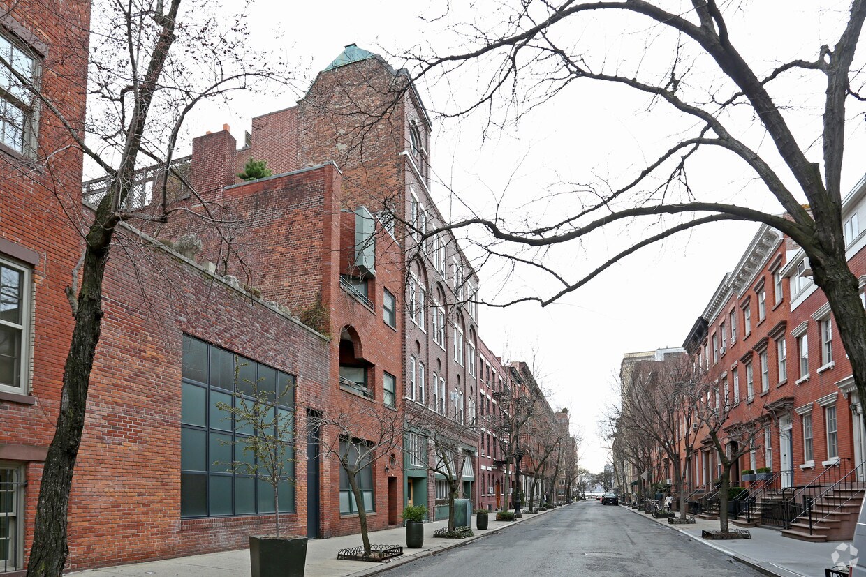 Building Photo - 72 Horatio St