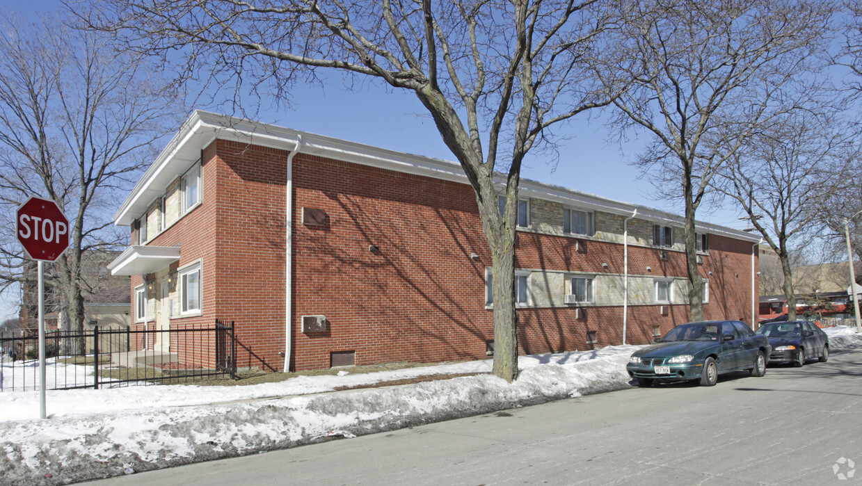 Building Photo - Milwaukee Metro Studios