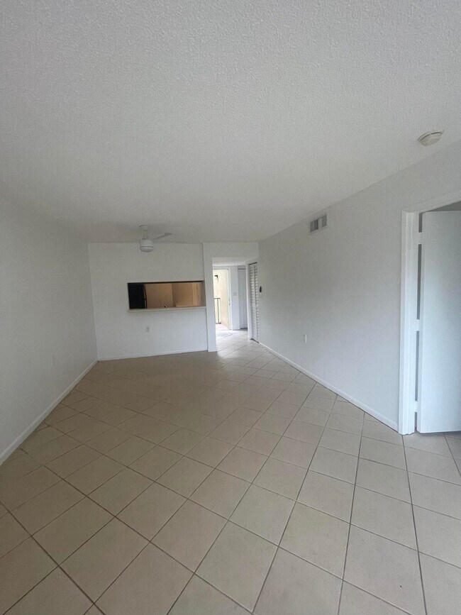 Building Photo - 984 Lake Victoria Dr