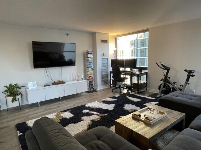 Foto del edificio - 70 W Huron St