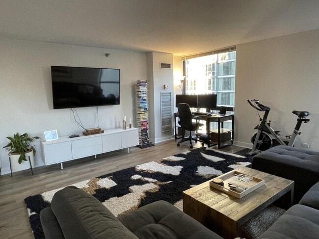 Building Photo - 70 W Huron St