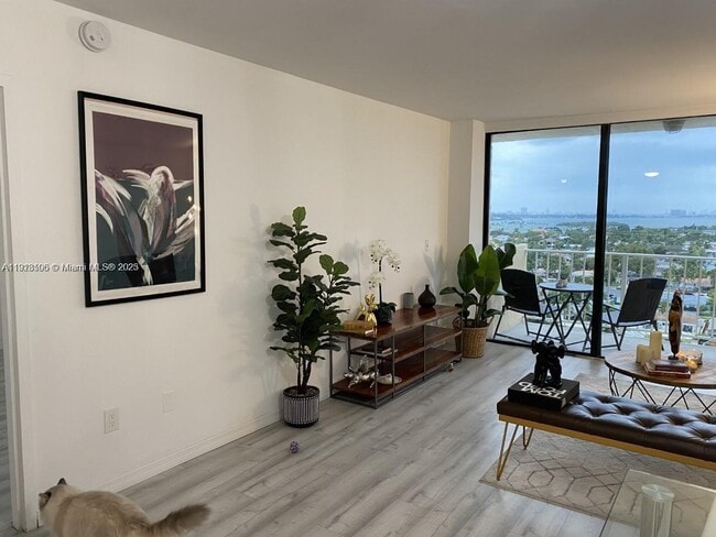 Foto del edificio - 2350 NE 135th St