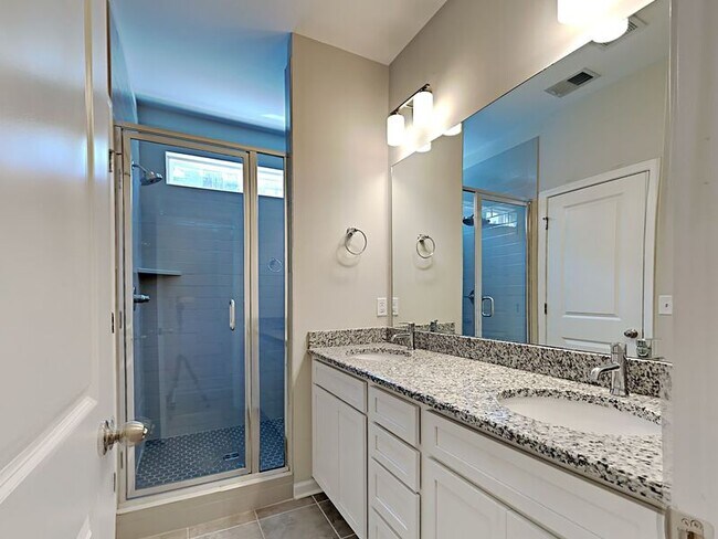 Building Photo - 533 Moore Ave