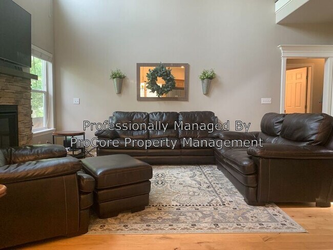 Building Photo - 552 E Whitney Ct