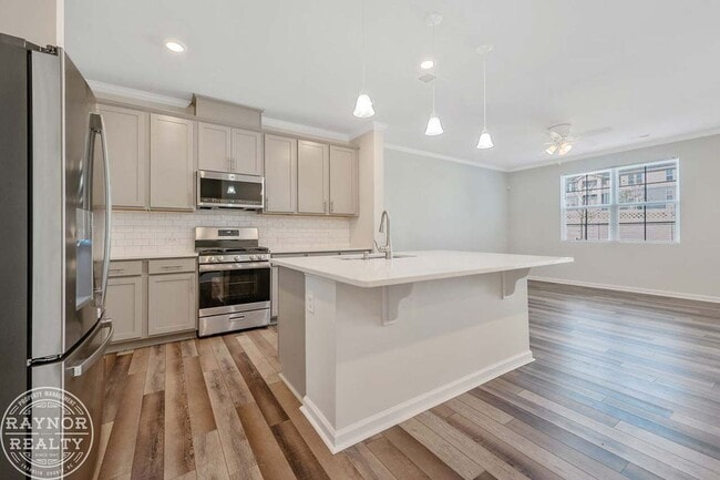 Building Photo - Like new townhome with easy access to 540