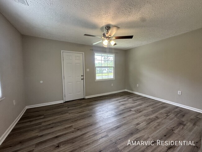 Building Photo - 833 Amye St