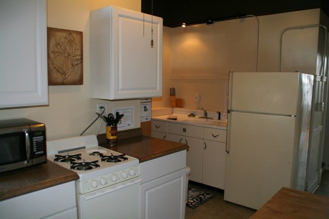 Kitchen 1 - 917 S Loomis St