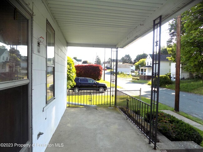 Building Photo - 137 Pine St