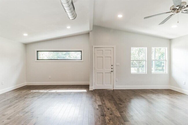 Building Photo - 6408 Kenilworth Dr