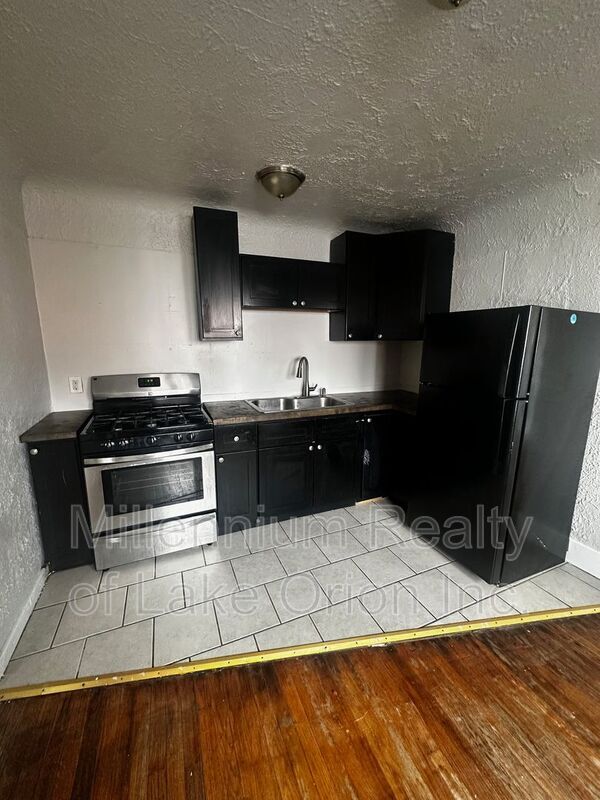 Primary Photo - 140 Summit St