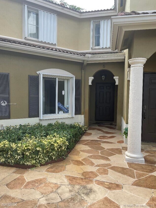 Foto principal - 9014 W Flagler St