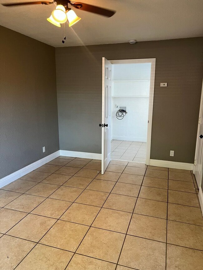 Building Photo - **PENDING** 4 Bedroom, 2 Bathroom House In...